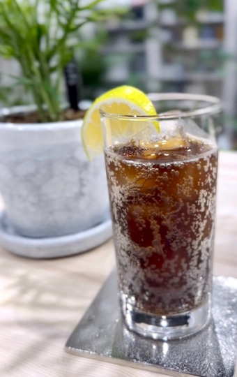 カフェで提供しているコーラ