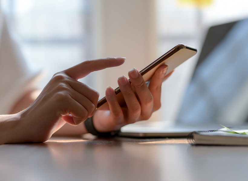 スマートフォンを閲覧する人の様子